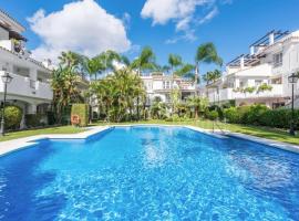 4 Bed House with Pool Walk to Puerto Banus Fast Internet，位于马贝拉的酒店