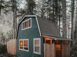 Persis tiny cabin. amazing outdoor shower.