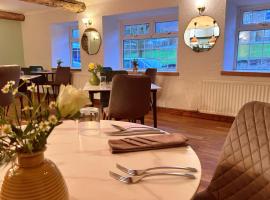 Penybont Restaurant + Inn，位于卡马森的酒店