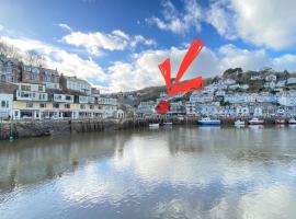 LOOE - Super Stylish and the only TWO PRIVATE APARTMENTS in this 17th CENTURY COTTAGE - APARTMENT 2 HAS A KIDS CABIN BUNK ROOM - Book both apartments for ONE LARGE HOUSE as there is a Private Connecting Door In Lobby!!，位于西卢港的公寓