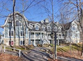 Huge condo in front of Tremblant ski resort，位于蒙特朗布朗的酒店