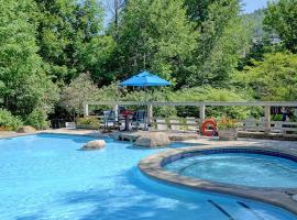 Huge condo in front of Tremblant ski resort，位于蒙特朗布朗的酒店