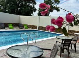 Monteverde Hotel，位于拉多拉达的带泳池的酒店