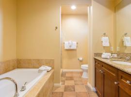 Legacy Villas Resort Luxury Next to Paseo Fountain，位于拉昆塔的酒店