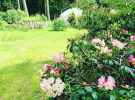 Gingerbread Cottage Yurts，位于东迪勒姆的酒店