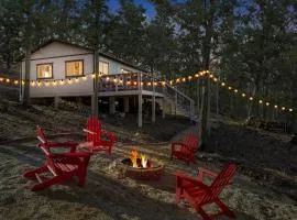 Secluded w Fireplace, Deck, Fire Pit, Grill & WiFi