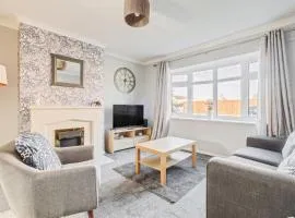 Comfy and freshly redecorated home by Our Home Short Stays close to town centre with free parking