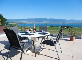 Chalet with Stunning Lake and Mountain Views avec une vue à couper le souffle, une spacieuse terrasse et jardin，位于Châtillon的酒店