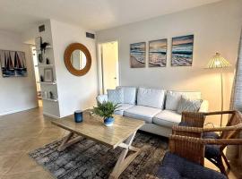 Renovated Cozy Apartment in Naples (1.4 miles from the beach)，位于那不勒斯的酒店