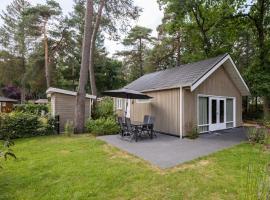 Atmospheric lodge with a deck on the Veluwe，位于洪德洛的酒店