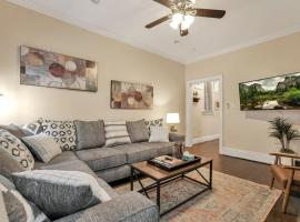 OSU and Short North 4 Bedroom Patio and Garage with EV，位于哥伦布的酒店