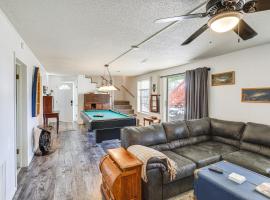 Arkansas Lake House with Private Dock!，位于Horseshoe Bend的酒店