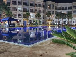 COSTA BEACH Lux Family Apartment with Pools，位于布兹尼盖的带停车场的酒店