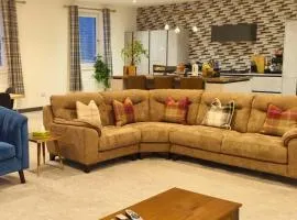 Spacious House, 5 Beds, 2 x Superking en-suites, 3 x Kingsize rooms, 4 Bathrooms, Fully Equipped, GREAT FOR FAMILIES and GROUPS, FREE Parking for 4 Large Vehicles, FREE KIDS ACTIVITIES and PLAY AREA, GOLFING GAMES, POKER TABLE by SUNRISE SHORT LETS