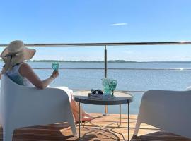 A comfortable house on the water for 4 people -formerly TUI Ferienhaus，位于瓦济的酒店