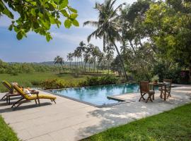 Frangipani by Hireavilla - 4BR with Private Pool in Nerul，位于尼禄的乡村别墅