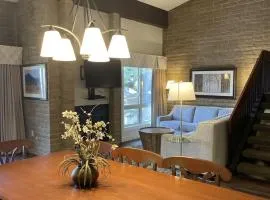 3 BR Alpine Loft in Ski Lodge - 5 min bus to Vail