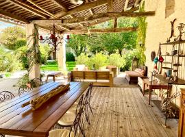 Aux Agapanthes, Chambres d'Hôtes charentaises de charme avec piscine，位于Aumagne的酒店