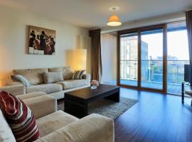 Large Bright Apartment by Dun Laoghaire Harbour，位于都柏林的低价酒店