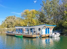 Očarujúci Houseboat na Dunaji，位于布拉迪斯拉发的乡村别墅