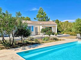 Villa Parpaiouns - confortable maison avec piscine privée chauffée en Provence，位于Entrecasteaux的酒店