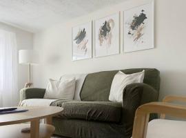 Private guest house - Double bedroom, en-suite and workspace with private entrance，位于莱斯特的公寓