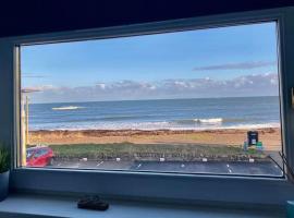 Stonehaven Scotland -Sea front location -Sea views，位于斯通黑文的酒店