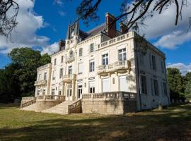 Château de la Rocherie，位于瓦雷讷沃泽勒的酒店