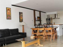 Large Modern 3BR 2 BATH Apt in Central Location for Families, Workers, Groups，位于Fyshwick的酒店