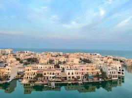 The Views, Modern 2BR, Seaview, Infinity pool, 10 mins from Marassi Galleria，位于Amwaj Island的带停车场的酒店