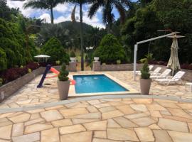 Sitio com Lazer Completo em Marechal Floriano, Piscina, Sauna, Jacuzzi e Lago - Sem estrada de Chão, 9km de Domingos Martins e 47km de Pedra Azul，位于弗洛里亚努元帅镇的酒店