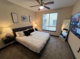 Luxury Modern Condo 3-min from Six Flags w/PS5, 1GB Fast Wi-fi Kingbed，位于圣塔克拉瑞塔的低价酒店