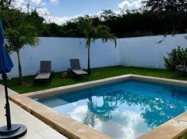 Residencia con ALBERCA y JARDÍN privado，位于Cholul的酒店