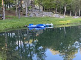 Catskills Pond Getaway，位于利伯蒂的酒店