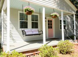 Historic Pink Door Cottage, Porch Swing Near Savannah Pets，位于列治文山的乡村别墅