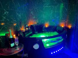 Love Room Le Baroque / Jacuzzi / Sauna，位于Château-Landon的酒店