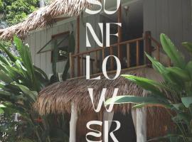 Sunflower Guesthouse and Animal Rescue - Koh Lipe，位于丽贝岛的宠物友好酒店