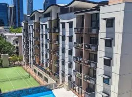 City & lakeside with free secure allocated parking, pool, gym & tennis court, only 15 mins walk into the City