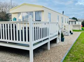 Shell Beach Holiday Home Mersea Coopers Beach，位于East Mersea的酒店