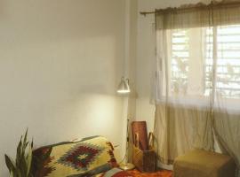 Sunnyside Beachside- Aircon Room，位于Dalumpinas Oeste的宾馆