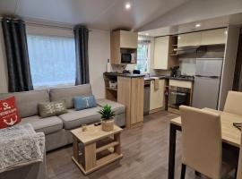 Mobil home tout confort 3 chambres camping Les Pierres Couchées，位于圣布里文莱丝皮恩的酒店