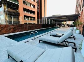 Apartamento Napoles, 2 Habitaciones, Edificio Airali, Zona 10，位于危地马拉的带停车场的酒店