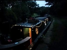 Cosy, secluded narrow boat，位于Airton的船屋