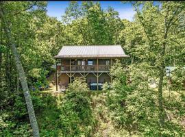 Nantahala Nook, cabin w/hot tub,game room, & wifi，位于布赖森城的木屋