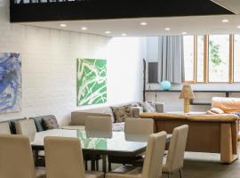 Big Modern Loft Apt - Central - 7 Beds, 9 Guests - Workers, Families, Groups, Teams，位于Narrabundah的酒店