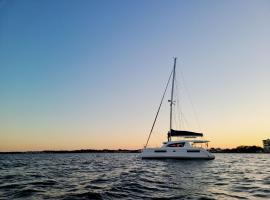 Florida Sail - Custom Sail Experiences，位于圣徒皮特海滩的船屋