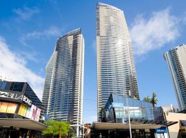 Circle on Cavill - Self Contained Apartments - Wow Stay，位于黄金海岸Gold Coast Turf Club附近的酒店