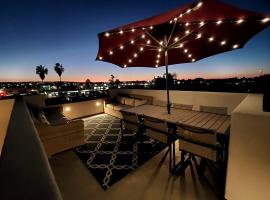 Modern comfort, prime location, 360 views, 4 BR entire house，位于圣地亚哥圣地亚哥大学附近的酒店