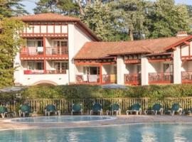1-Appt avec piscine à St-Jean Pays-Basque，位于Uhart-Cize的酒店