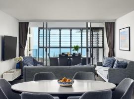 布罗德海滩美利通公寓式酒店，位于黄金海岸的带停车场的酒店